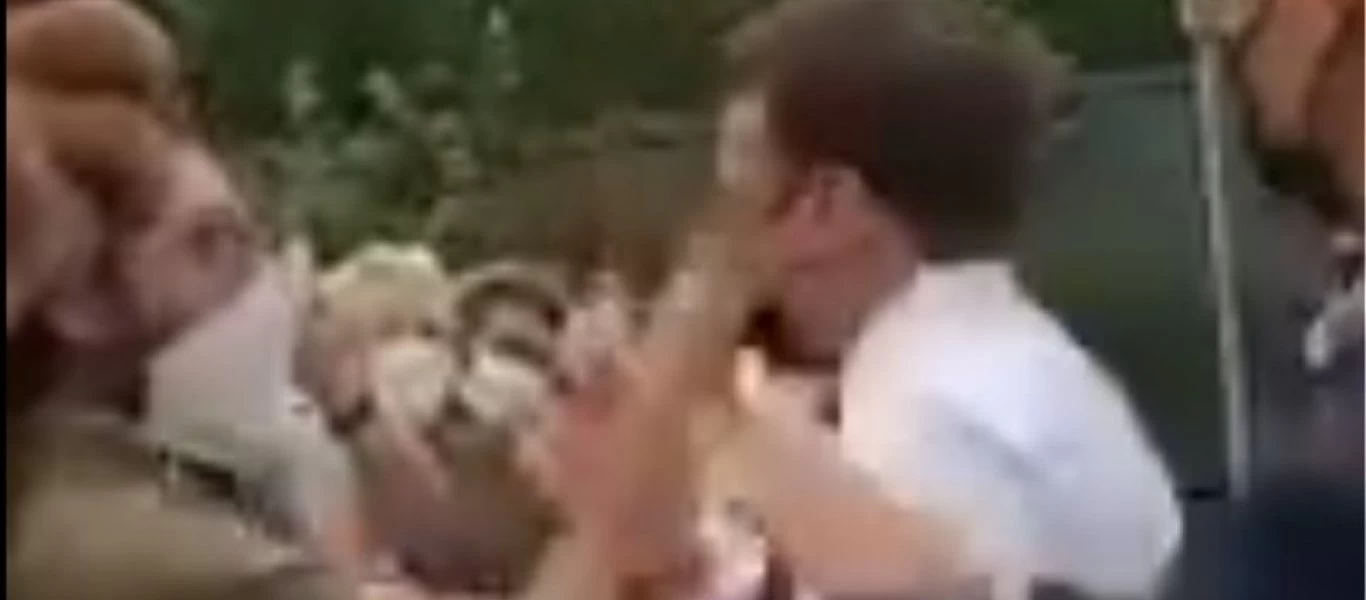 Πρωτοφανές περιστατικό στην Γαλλία - Πολίτης χαστούκισε τον Ε.Μακρόν στην διάρκεια περιοδείας του (βίντεο)